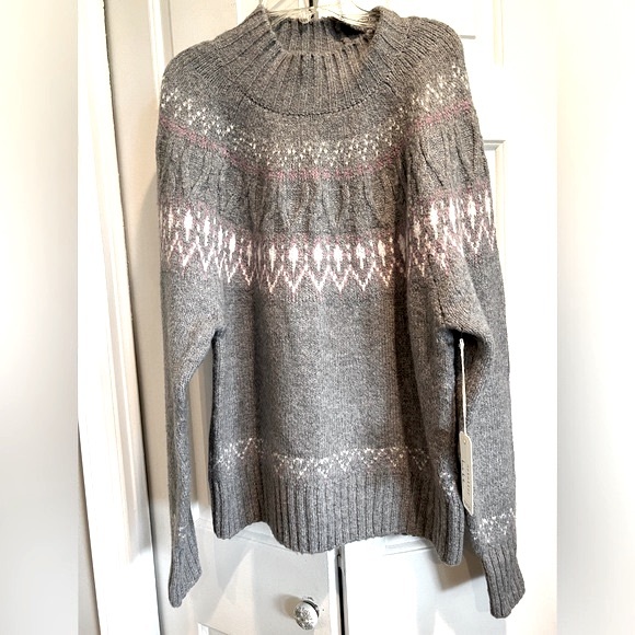 NWT🩶🩷 SUPER SOFT New - Fair Isle Style - Gray w Pink & White Design- Mock Neck - Picture 2 of 8